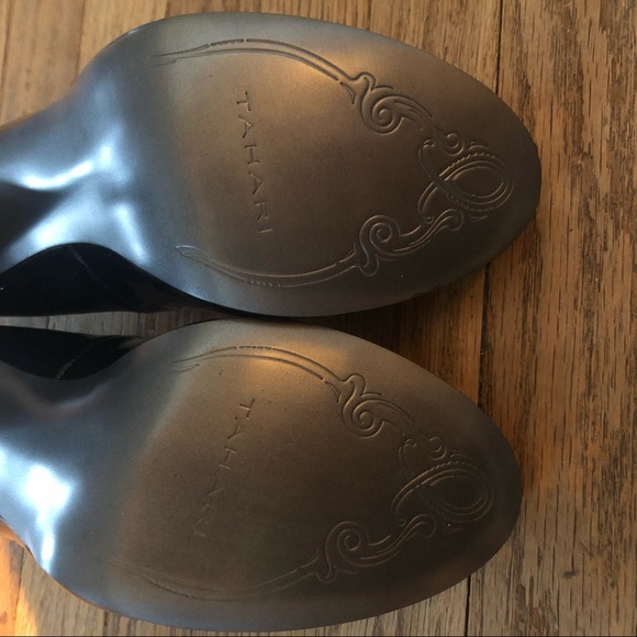 Tahari “Colette” patent leather pump - Picture 5 of 5